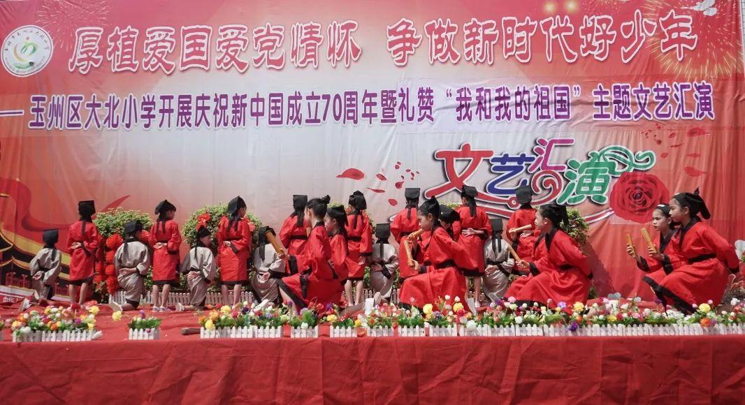 救援受困的小恐龙